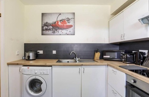 Central Aberdeen Apartment | Summit Apartment -Spacious Quiet City flat by Retail Park