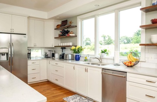 Front Royal House | Summit Hill House with Pond with Mountain Views