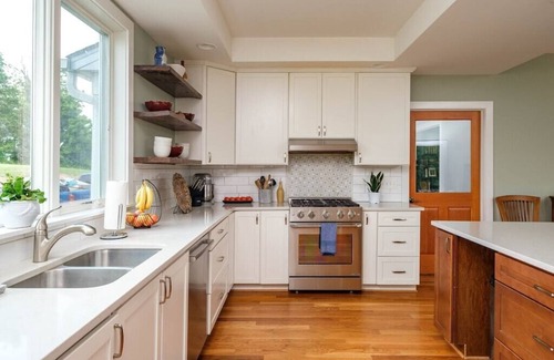 Front Royal House | Summit Hill House with Pond with Mountain Views