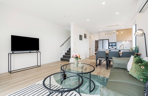 Auckland Central Business District House | Summit Style Living with garden and Free parking Unit 2