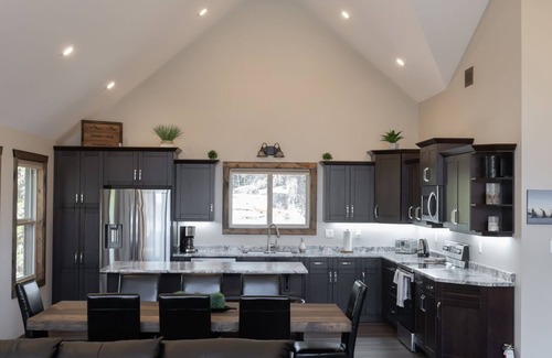Valemount House | Summit View Cabin Rental