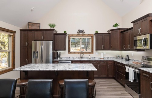 Valemount House | Summit View Cabin Rental