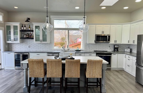 Orondo House | Sun Cove - Lake Entiat - 4 bedroom + fenced yard + Lake and Mountain views