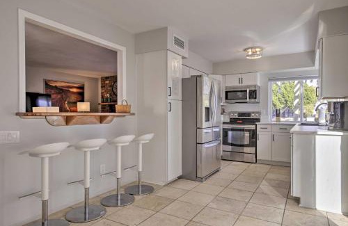 The Lakes House | Sun Deck, Hot Tub and Kayak Lakefront Tempe House