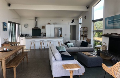 Omaha House | Sun drenched, fully fenced, relaxing family home