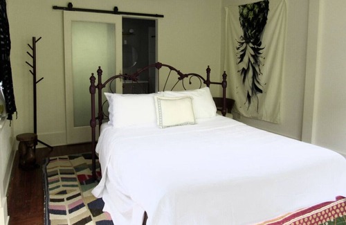 Midtown Condo | Sun Drenched Suite In Starland District
