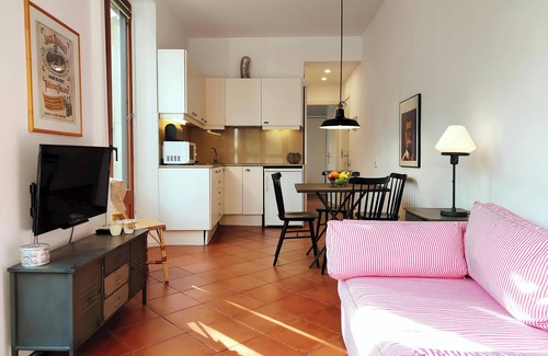 Gothic Quarter Apartment | Sun-filled, comfy & central. Views of La Rambla.RJ
