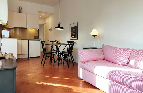 Gothic Quarter Apartment | Sun-filled, comfy & central. Views of La Rambla.RJ