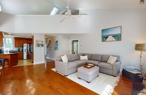 Ocean Pines House | Sun-filled retreat near beaches w/pool access golf, fireplace, W/D, & sunroom