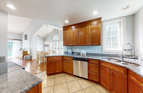Ocean Pines House | Sun-filled retreat near beaches w/pool access golf, fireplace, W/D, & sunroom