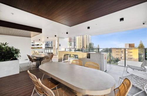 Broadbeach Apartment | Sun-Kissed Coastal Comfort Pool,Gym,Beach,BBQ