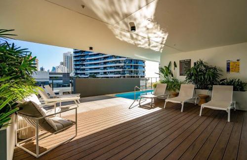 Broadbeach Apartment | Sun-Kissed Coastal Comfort Pool,Gym,Beach,BBQ