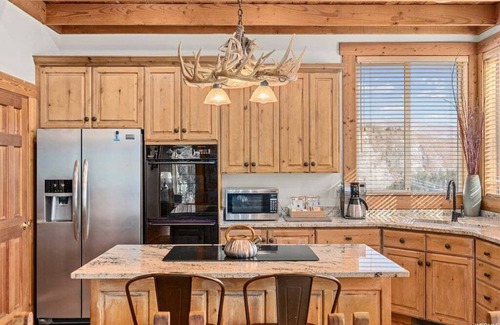 Sundance Cabin | SUN RIDGE - 6 BD, VIEWS, POOL TABLE, HOT TUB