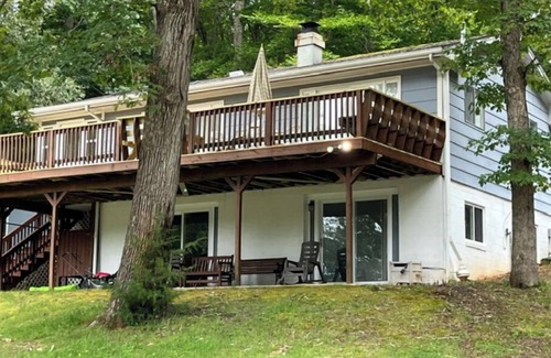 Macon House | Sun's Out - Fun's Out Lodge nn BOAT RAMP and Beach AreanLake Gaston - Macon, NC