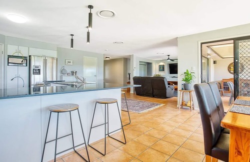 Oxenford House | Sun Soaked Family Escape near Famed Attractions