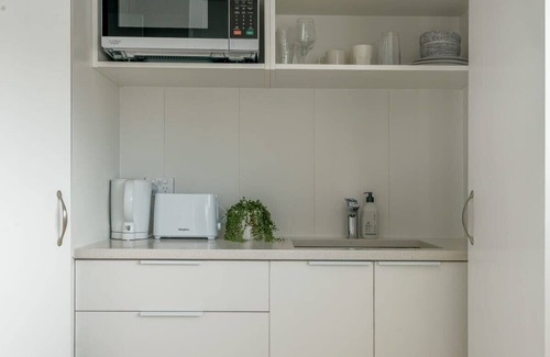 Mission Bay Apartment | Sun Soaked Sea View Apartment | BBQ | Full Kitchen