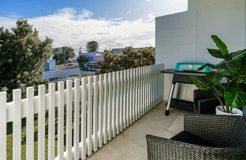 Mission Bay Apartment | Sun Soaked Sea View Apartment | BBQ | Full Kitchen