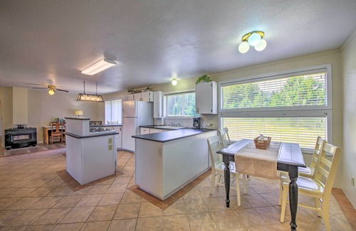 White Pine House | Sun-Soaked Trout Creek Escape < 2 Mi to River