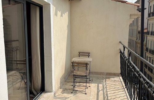Saint-Charles Apartment | Sunbathing