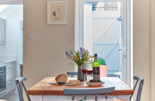 Deal House | Sunbeam Cottage by Coaste