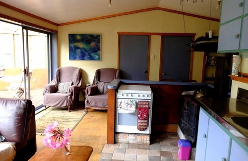 Okupu Cottage | Sunbeam Sanctuary - Rose Cottage budget accommodation