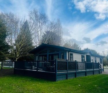 Allerthorpe House | Sunbird Lodge with Hot Tub