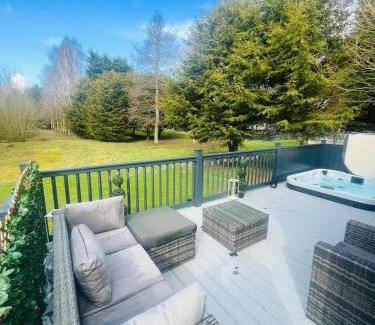 Allerthorpe House | Sunbird Lodge with Hot Tub