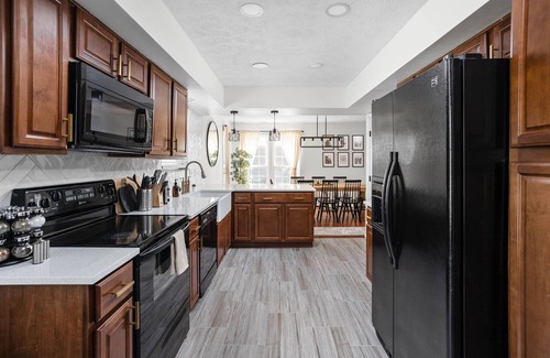 Fishers House | Sunblest Retreat Downtown Fishers Peaceful Neighborhood Family-sized House