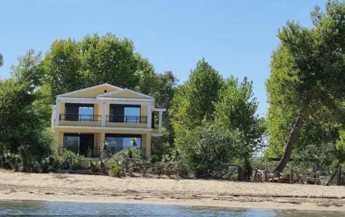 Molos Villa | SunBreeze-Beachfront Luxury Villa 5 Bed 4 bath-Sleeps 10
