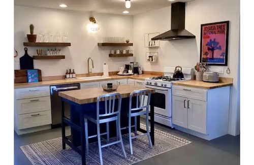 Joshua Tree House | Sunburst House : Desert Chic Retreat