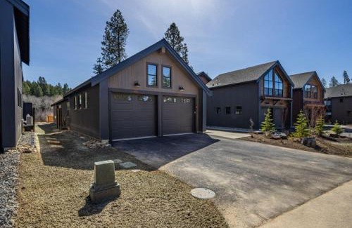 Ronald House | Suncadia 2 Bdrm Cabin with Private Hot tub on the Meadow