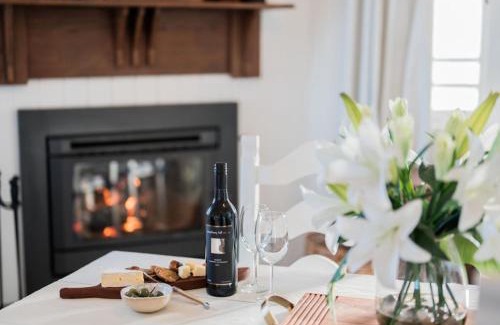 Tenterfield House | Sunday at Mirumiru with Views, Space and Serenity