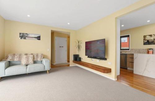 Springfield House | Sundrenched 70's