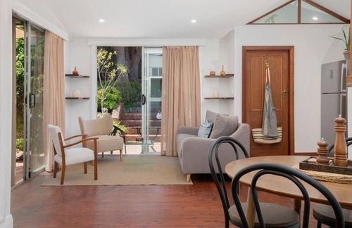 Highfields House | 'Sunfields' Garden Hideaway between Beaches and CBD
