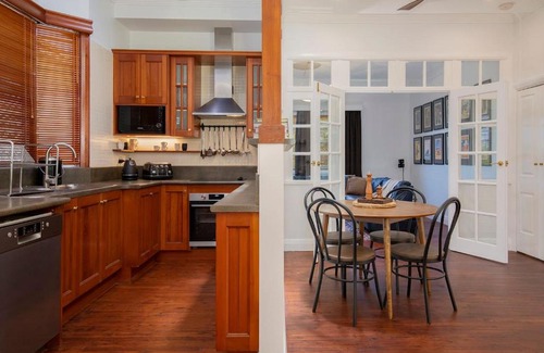 Highfields House | 'Sunfields' Garden Hideaway between Beaches and CBD