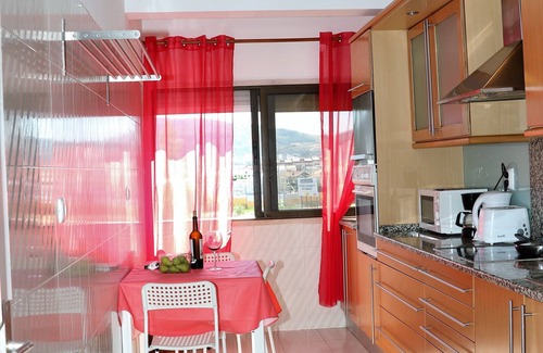 Loures Condo | Sunflower Apartment - Infantado