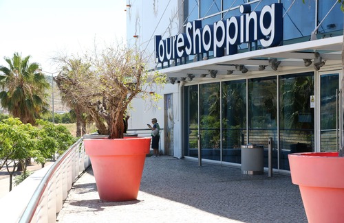 Loures Condo | Sunflower Apartment - Infantado