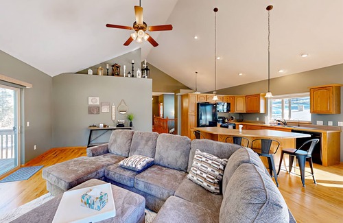 Deadwood House | SUNFLOWER CABIN- 3 Bedroom house located close to Deadwood on paved roads!