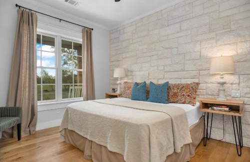Comfort House | Sunflower Cottage with hot tub & VIEWS