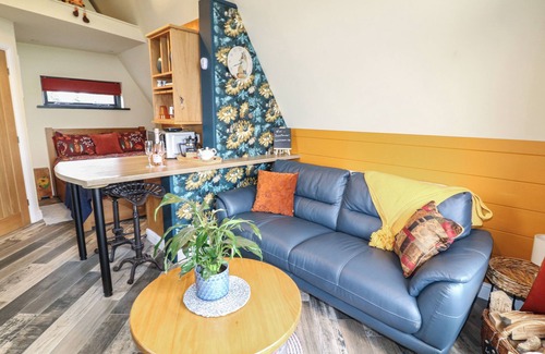 North Wheatley Cottage | SUNFLOWER LODGE, romantic, with hot tub in Misterton