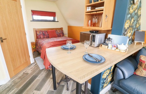 North Wheatley Cottage | SUNFLOWER LODGE, romantic, with hot tub in Misterton