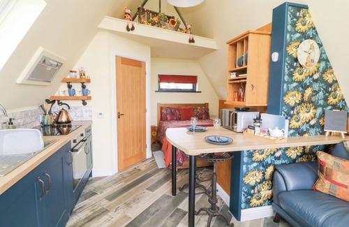 North Wheatley Cottage | SUNFLOWER LODGE, romantic, with hot tub in Misterton