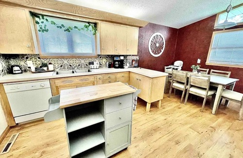 Hutchinson House | Sunflower Retreat