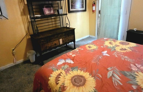 Canton Hotel | Sunflower Room with quiet deck