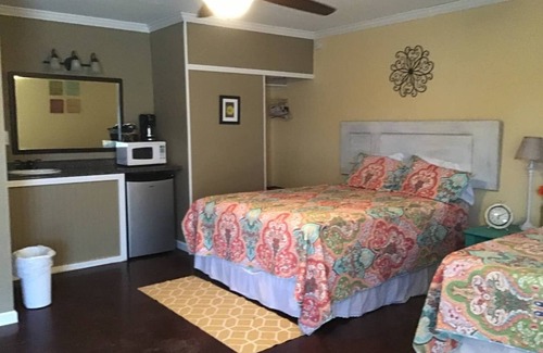 San Saba House | Sunflower Suite @ Wildflower Lodge