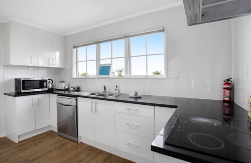 Greenlane - Ellerslie House | Sunlit Glow Spacious 5BR Home on Ladies Mile