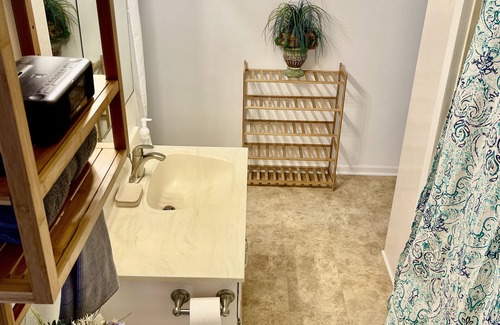 Cedar Falls House | Sunlight Splendor Suite at Twin Oaks by the Trails - Upstairs Apartment in Home