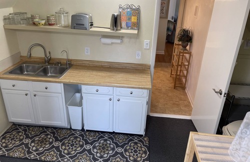 Cedar Falls House | Sunlight Splendor Suite at Twin Oaks by the Trails - Upstairs Apartment in Home
