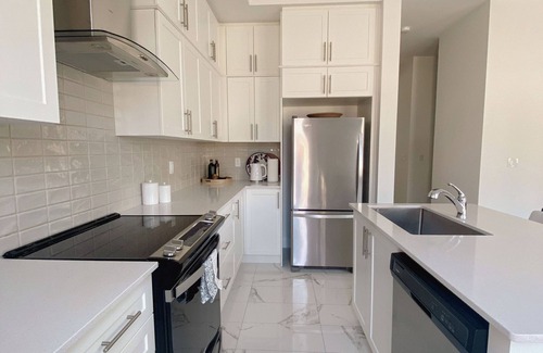 York Regional Municipality House | Sunlit Brand-New Home: Comfort & Convenience for Families