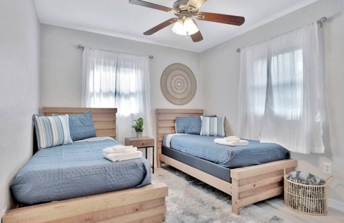Seminole House | Sunlit Family Home, Fenced-in Yard 15 mins 2 beach